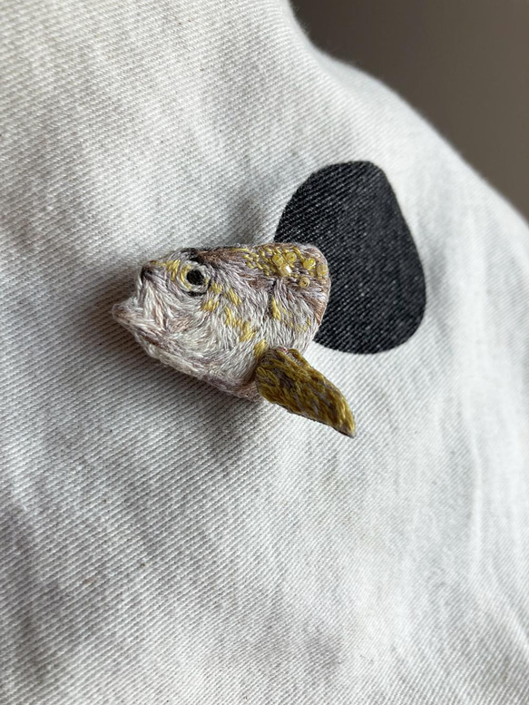 #03 魚 - 黃尾姬鯛 Goldflag Jobfish: 手工刺繡胸針 第2張的照片