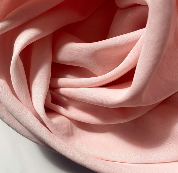 送料無料  軽やかな桜色 ピンク 泥染めオーガンジー大判スカーフ　春の装い 3枚目の画像