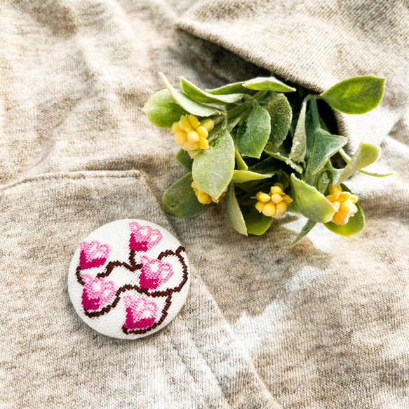 モクレン マグノリア 刺繍くるみボタンブローチ/ヘアゴム plantsplanet 木蓮 5枚目の画像