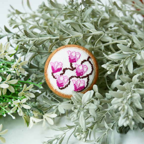 モクレン マグノリア 刺繍くるみボタンブローチ/ヘアゴム plantsplanet