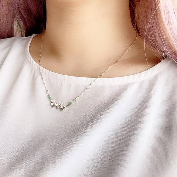 四つ葉のクローバーとエメラルドのネックレス◇シルバー925・純銀・宝石質AAA-◇天然石  緑　みどり 10枚目の画像