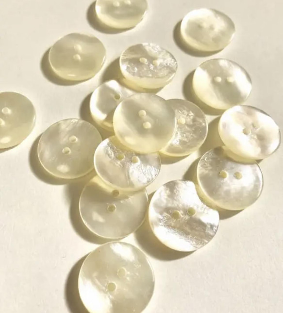 【23mm】白ぼたん50個　真珠貝風　美しいピュアホワイト 2枚目の画像