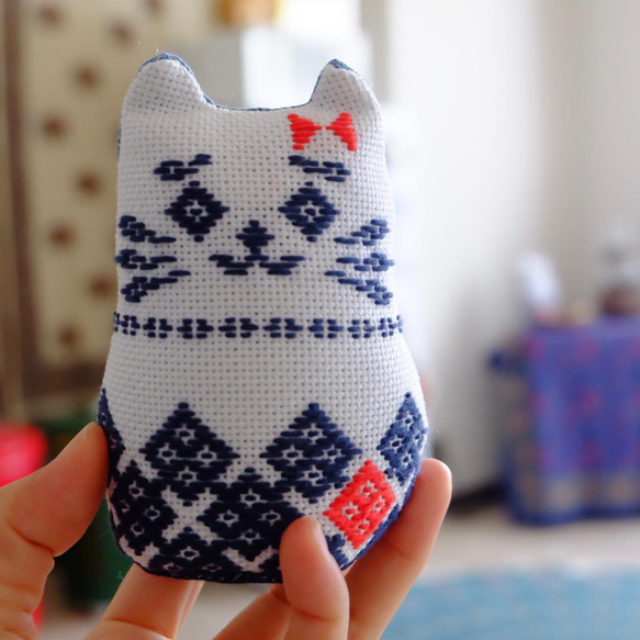 猫好きさんを癒すネコ娘【こぎん刺し☺︎キャッツ結び花】刺繍♡ぬいぐるみ♡猫猫⌘受注製作⌘ 猫の日2024 8枚目の画像