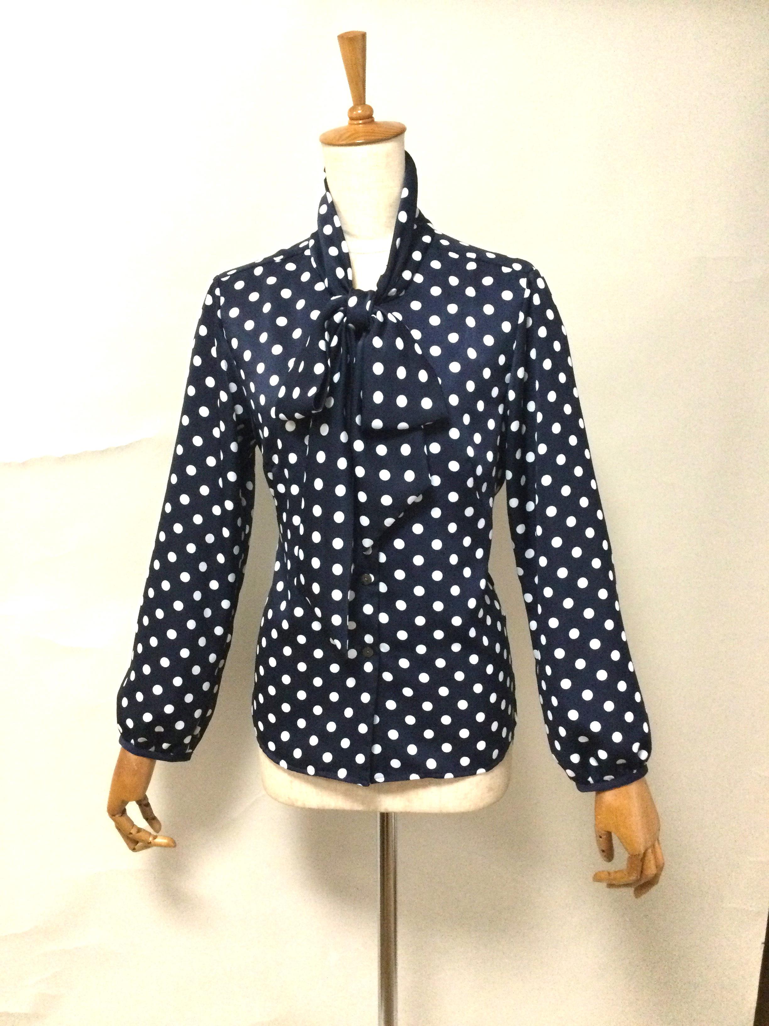 （現在早納）大きなリボンのブラウス紺地、白水玉　サテン素材。