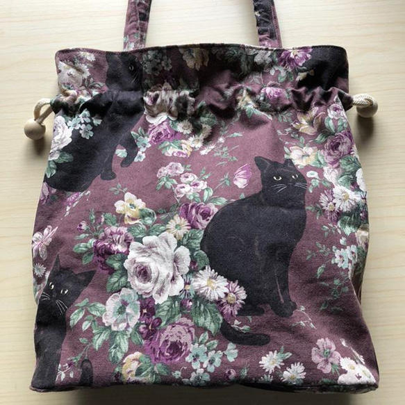 黒猫柄　絞り紐付き布のトートバッグ（綿麻） 3枚目の画像