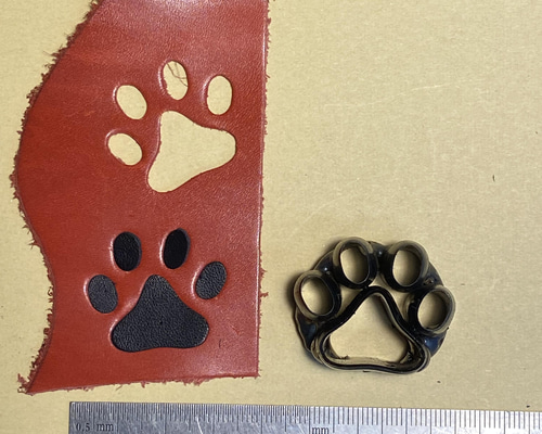 割引品　オセロ　革　レザー　肉球　犬　猫　かわいい　おしゃれ　オブジェ　部屋 キーホルダー 革 猫 犬 肉球 おしゃれ レディース 車 バイク