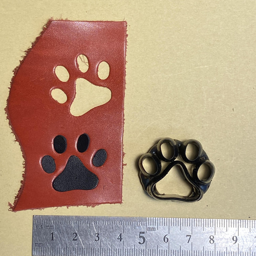 割引品　オセロ　革　レザー　肉球　犬　猫　かわいい　おしゃれ　オブジェ　部屋 キーホルダー 革 猫 犬 肉球 おしゃれ レディース 車 バイク