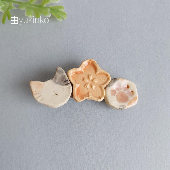 猫派！　桜と三毛猫の陶製ヘアクリップ 2枚目の画像