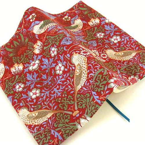 ウィリアムモリス「いちご泥棒」の刺繍完成 | さと美の刺繍と仲間達