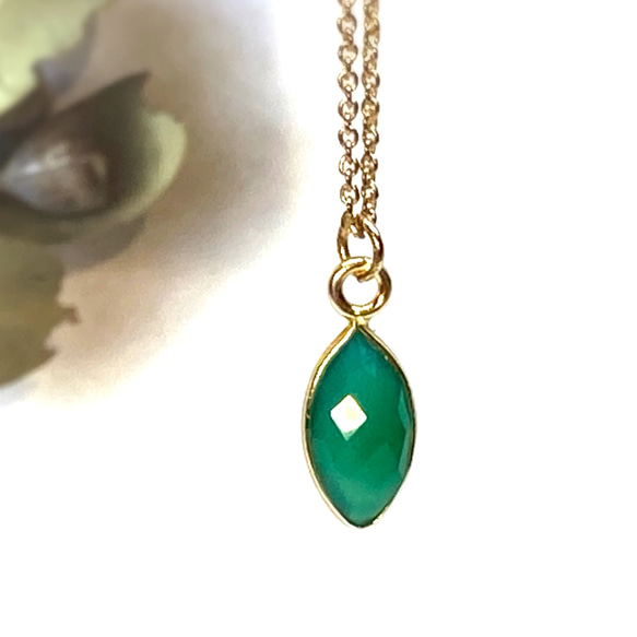 【天然石】宝石質グリーンオニキス(マーキスカット)のネックレス 1枚目の画像