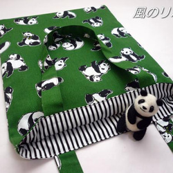 大人可愛いパンダさん親子柄のA4サイズトートバッグ（可愛いミニ敷物のオマケ付き） 1枚目の画像