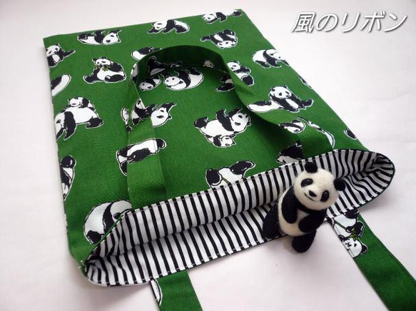 大人可愛いパンダさん親子柄のA4サイズトートバッグ（可愛いミニ敷物のオマケ付き） 1枚目の画像