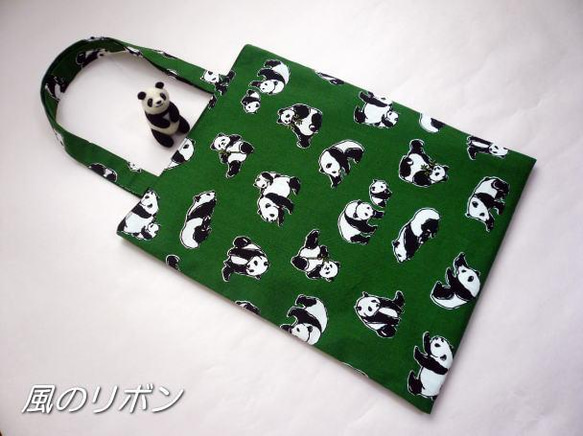 大人可愛いパンダさん親子柄のA4サイズトートバッグ（可愛いミニ敷物のオマケ付き） 3枚目の画像
