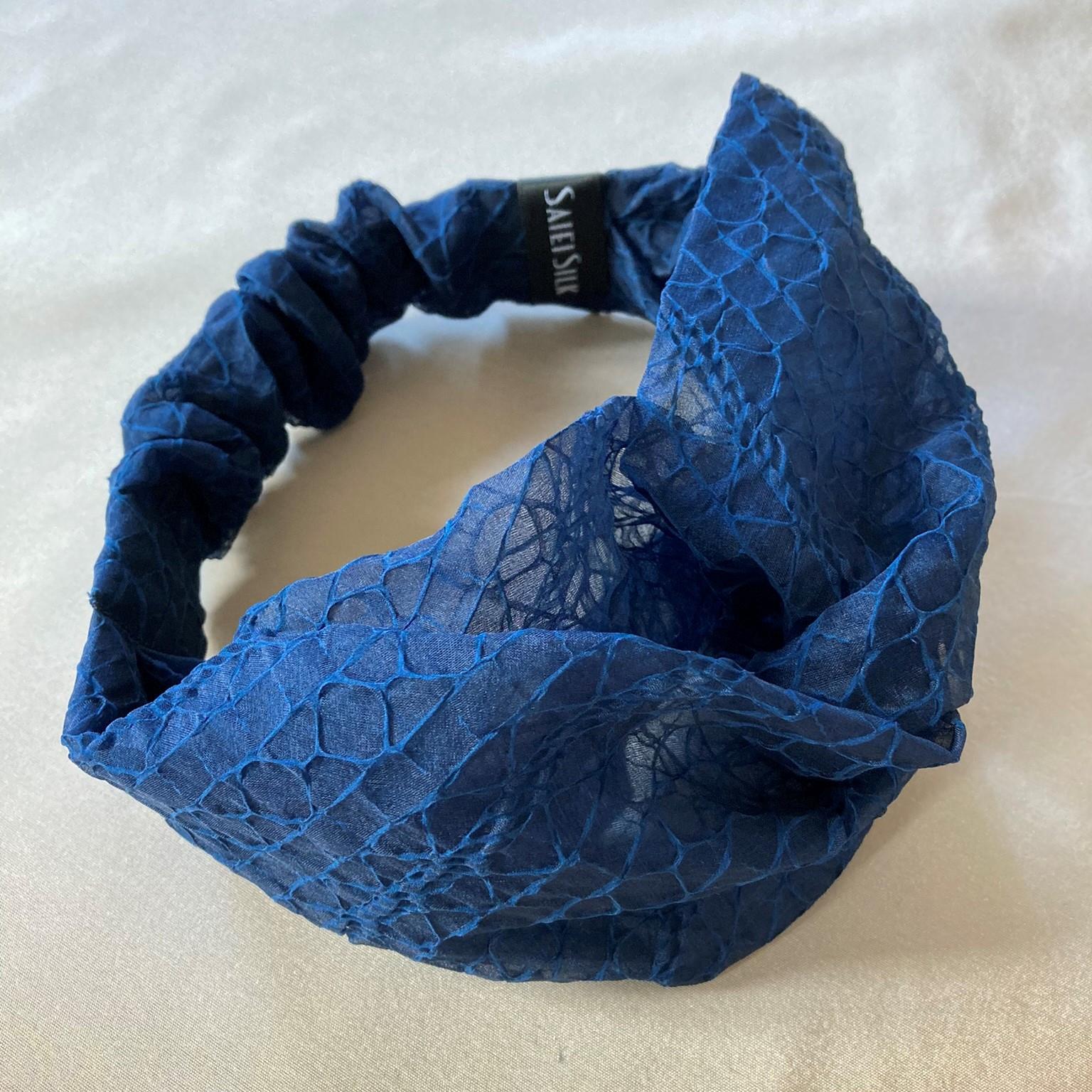 【新感覚】シルクオーガンジーのクロスヘアバンド 〈フェアアイル柄・ネイビー〉 軽い＆快適‼ モードな川俣シルク