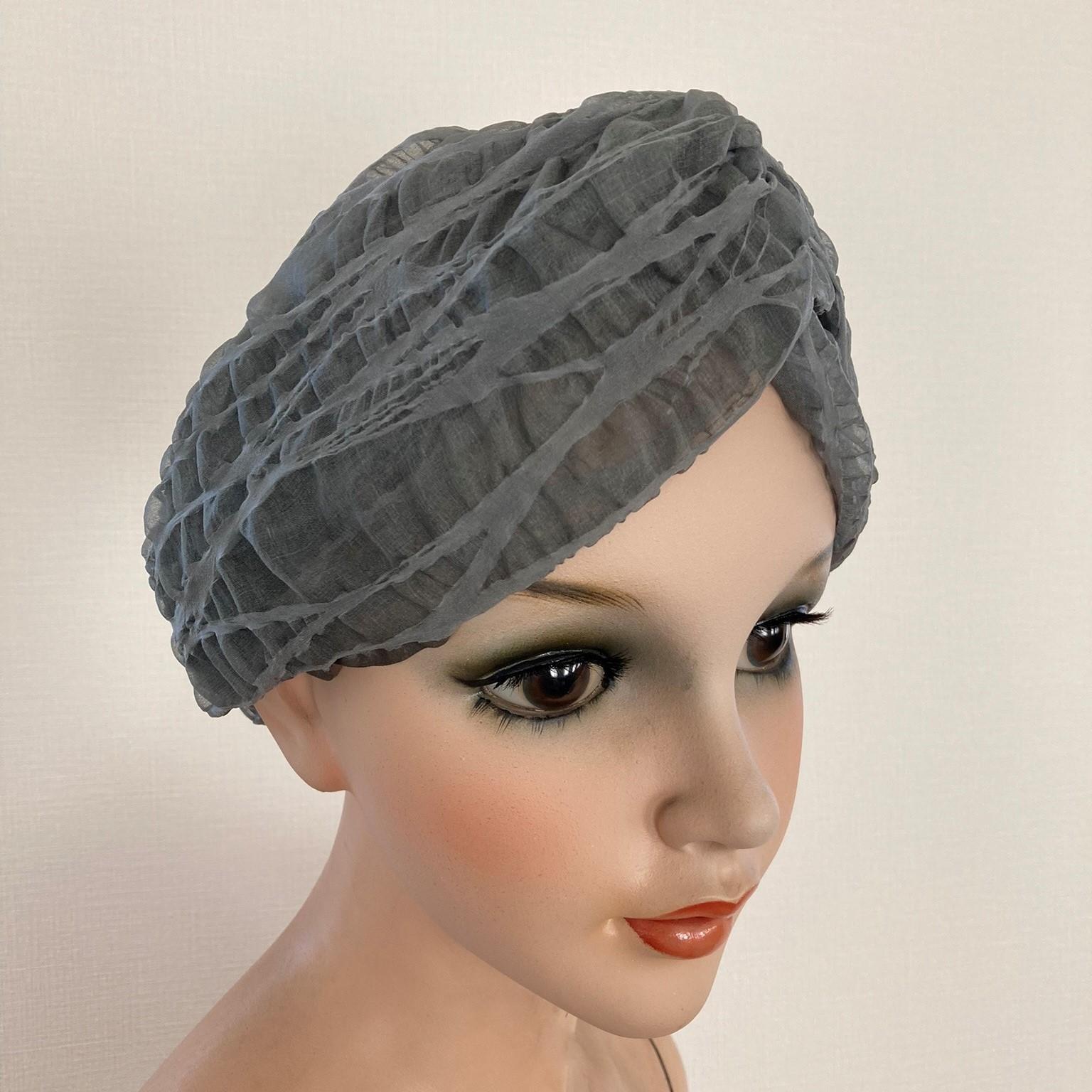 シルクオーガンジーのクロスヘアバンド 〈枝柄・グレー〉 モードな川俣シルク　ふんわり軽やか　広がらない髪