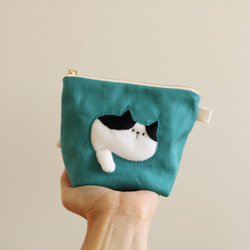 小貓想穿過小袋子（黑x白貓14cm 拉鍊款 松石藍） 第3張的照片