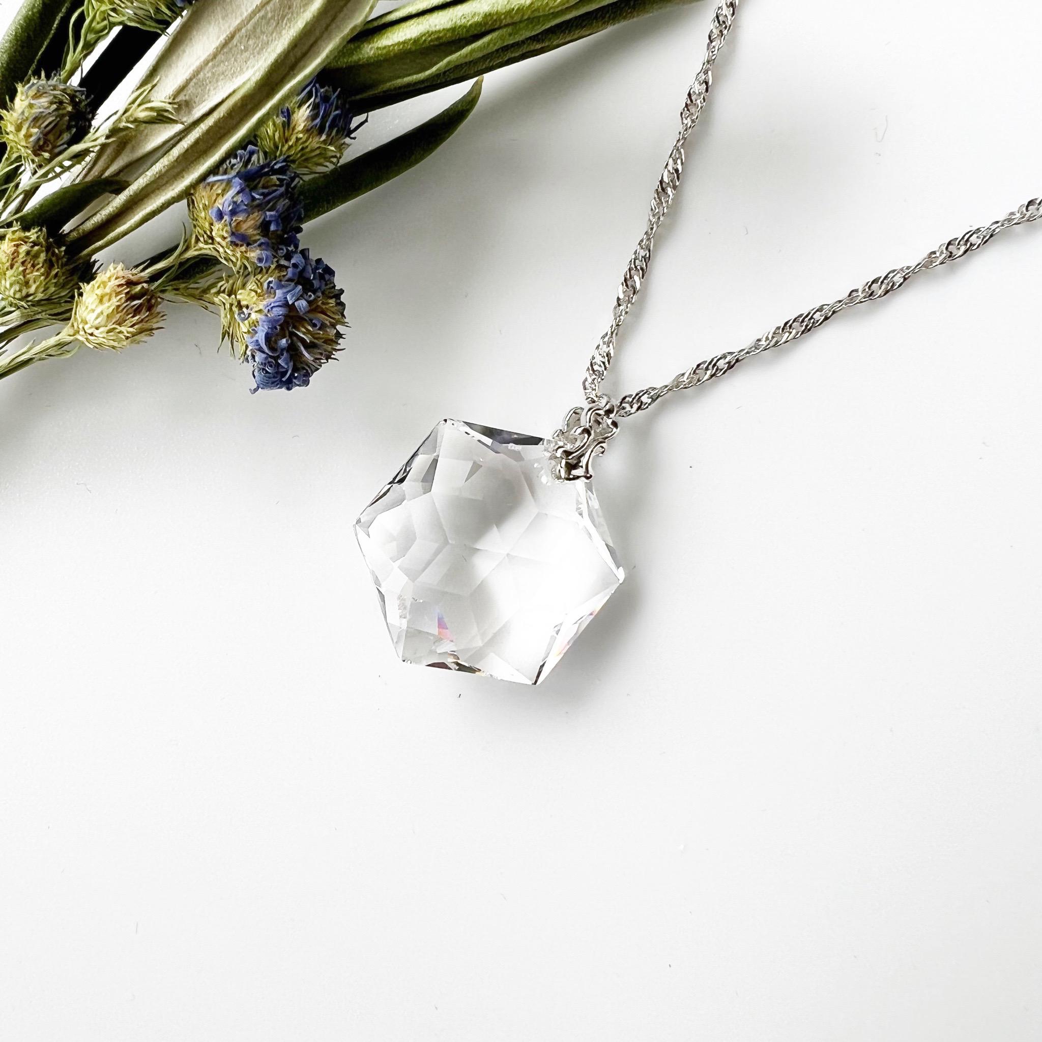 六角形のクリスタルロングネックレス～アレルギー対応します