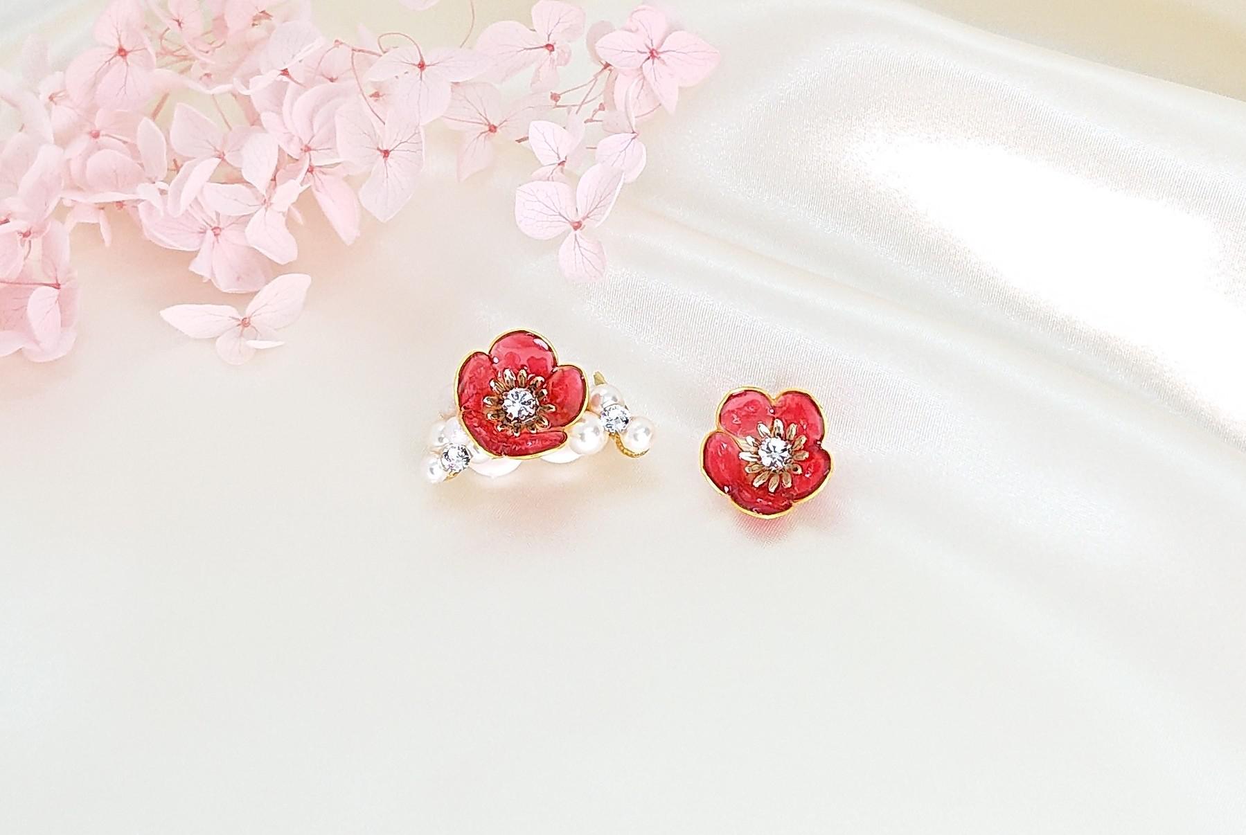 再販まつり✨嬉しい オマケ 付き✨人気 艶 赤 梅イヤーカフ 梅ピアス 梅イヤリング 結婚式 キレイめ 透明感 花 軽