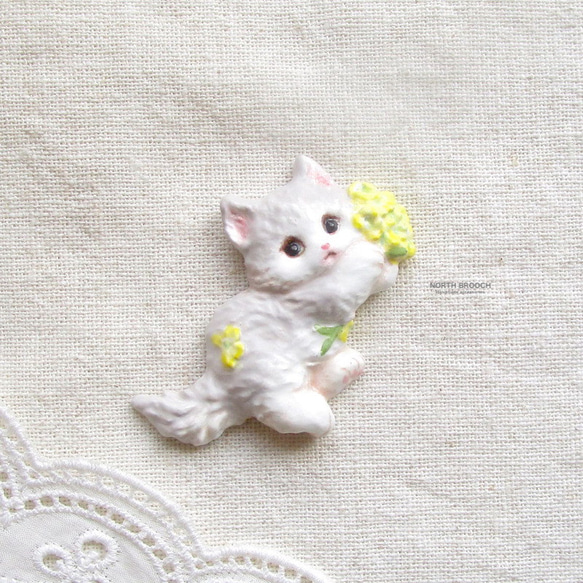 子猫と春の花　陶土ブローチ 1枚目の画像