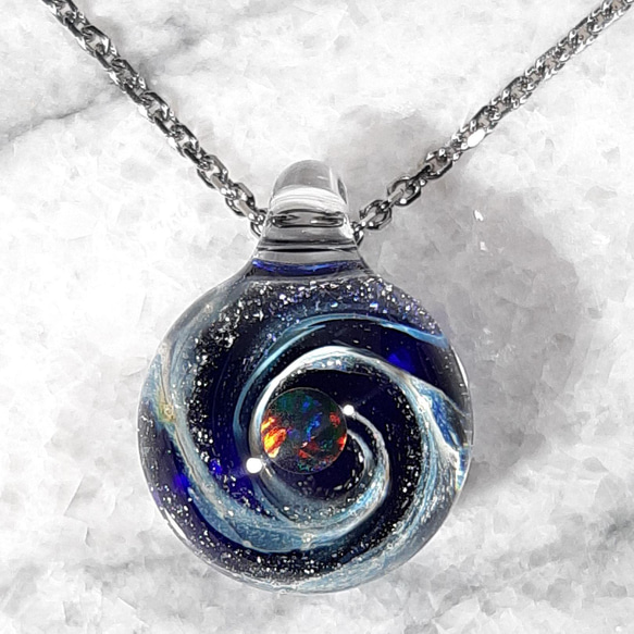 【10％OFF】 ガラスの小宇宙 Glass；No Yasuda ペンダント ブラックオパール ネックレス、ペンダント、チョーカー