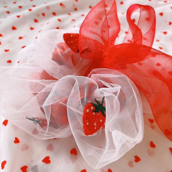 strawberry cake chouchou  シュシュ　いちご　チュール　サテン 3枚目の画像