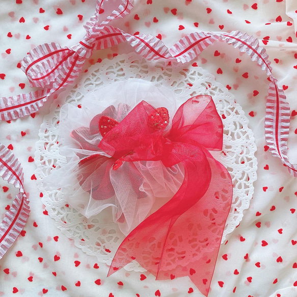 strawberry cake chouchou  シュシュ　いちご　チュール　サテン 1枚目の画像
