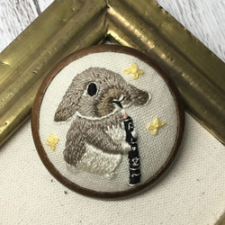 ウサギとオーボエ♫刺繍ブローチ☆動物楽器シリーズ5.5 2枚目の画像