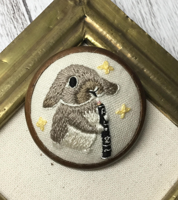 ウサギとオーボエ♫刺繍ブローチ☆動物楽器シリーズ5.5 2枚目の画像