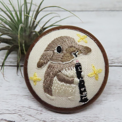 ウサギとオーボエ♫刺繍ブローチ☆動物楽器シリーズ5.5 1枚目の画像