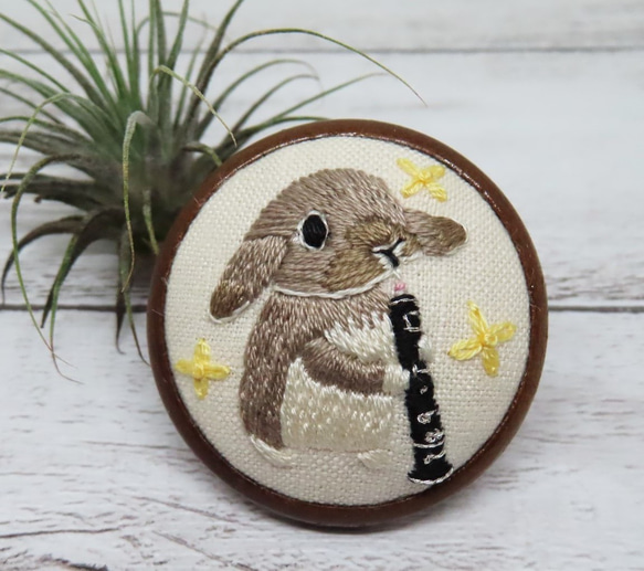 ウサギとオーボエ♫刺繍ブローチ☆動物楽器シリーズ5.5 1枚目の画像