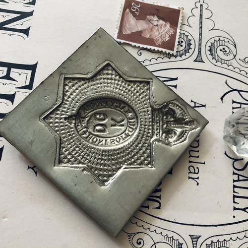 英国で出会った♪アンティーク 金属製パーツ 英国 のエンブレム 英国王