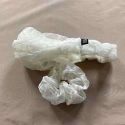 シルクオーガンジーのシュシュ 〈お堀柄・オフホワイト〉 触ってみたくなる　モードな川俣シルク　広がらない髪　 2枚目の画像