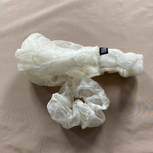 シルクオーガンジーのシュシュ 〈お堀柄・オフホワイト〉 触ってみたくなる　モードな川俣シルク　広がらない髪　 2枚目の画像