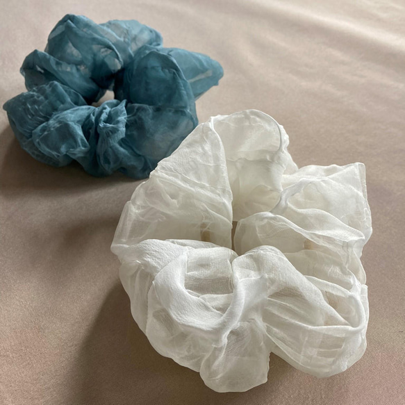 シルクオーガンジーのシュシュ 〈お堀柄・オフホワイト〉 触ってみたくなる　モードな川俣シルク　広がらない髪　 1枚目の画像