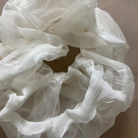 シルクオーガンジーのシュシュ 〈お堀柄・オフホワイト〉 触ってみたくなる　モードな川俣シルク　広がらない髪　 4枚目の画像