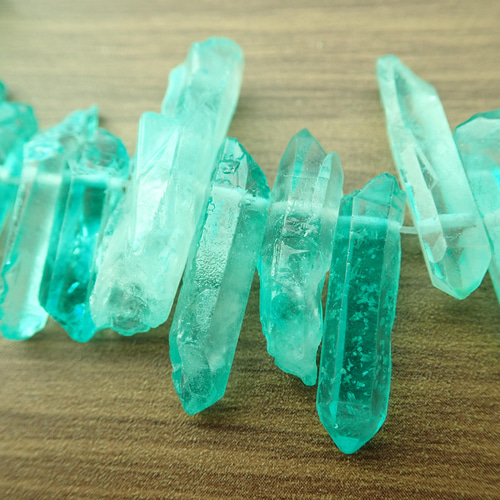 天然石 水晶　エメラルドグリーン　木製台座付き 楽天市場】緑水晶 クラスター 原石 台座付属 一点物 送料無料
