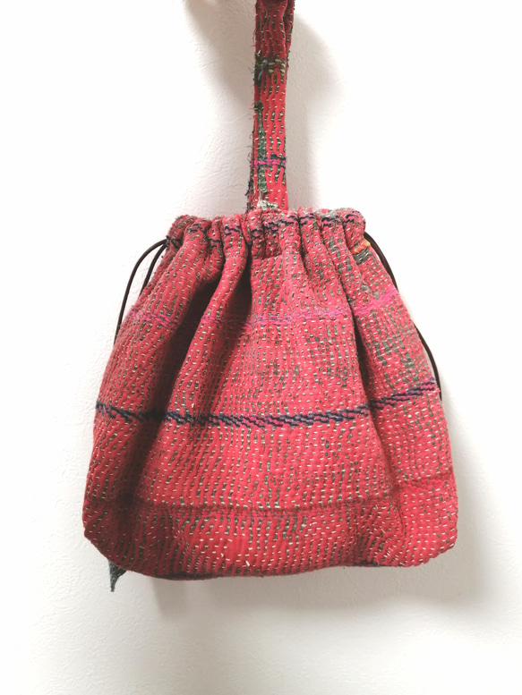 KANTHA QUILT 巾着　bag №KQ22003 red  ラリーキルト インド　古布 2枚目の画像