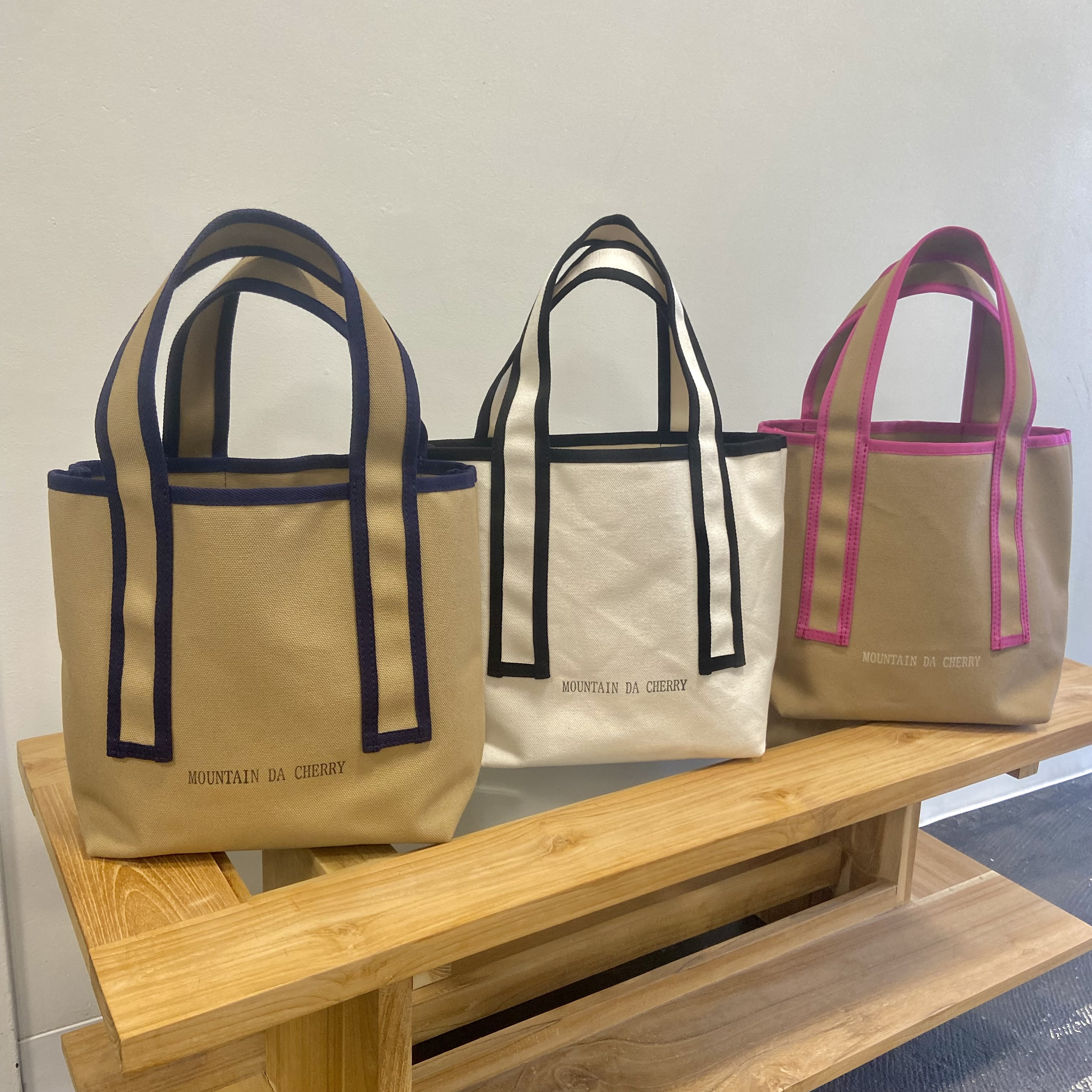 ちぇりです。Lトートバッグダークピンク1点、ネイビー1点、ブローチ2点です パイピングトートL／ベージュ×ネイビー【持っていて疲れにくい