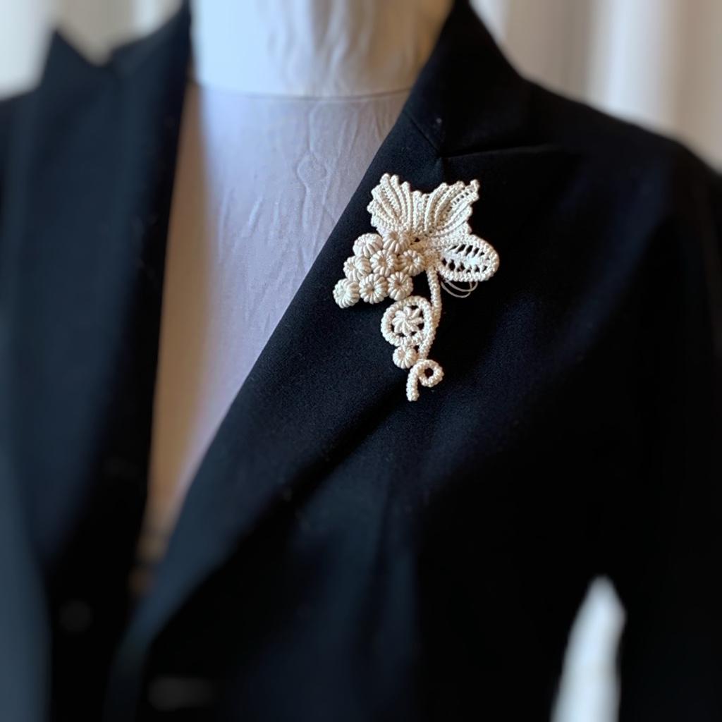 バラと葡萄のブローチ　レース コサージュ オフホワイト　ルーマニア フォーマル