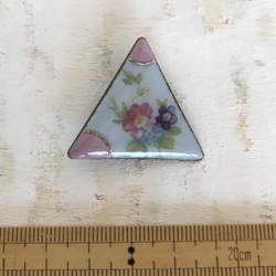 七宝焼きブローチ　正三角形　花模様とグレーとピンク 3枚目の画像