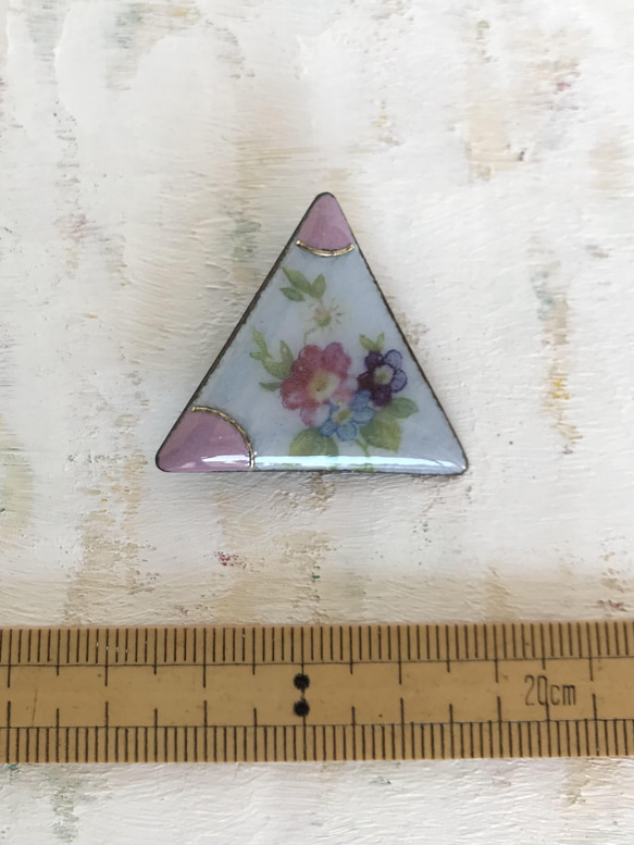 七宝焼きブローチ　正三角形　花模様とグレーとピンク 3枚目の画像