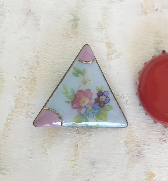 七宝焼きブローチ　正三角形　花模様とグレーとピンク 1枚目の画像