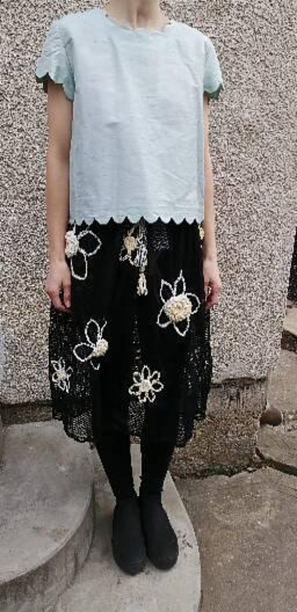 大きい花模様黒いメッシュスカート 1枚目の画像