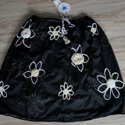 大きい花模様黒いメッシュスカート 3枚目の画像