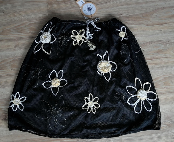 大きい花模様黒いメッシュスカート 3枚目の画像