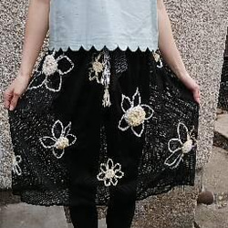 大きい花模様黒いメッシュスカート 2枚目の画像