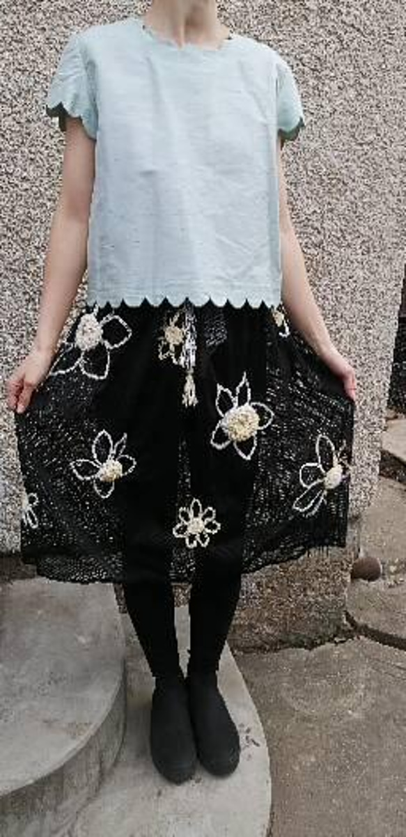 大きい花模様黒いメッシュスカート 2枚目の画像
