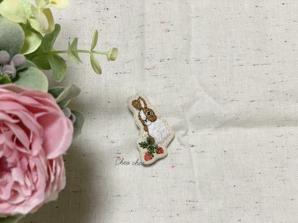 SOLD うさぎといちごの刺繍ブローチ 1枚目の画像