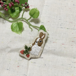 SOLD うさぎといちごの刺繍ブローチ 3枚目の画像