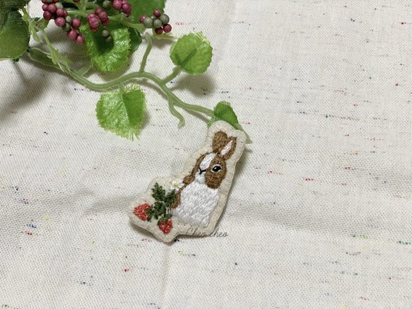 SOLD うさぎといちごの刺繍ブローチ 3枚目の画像